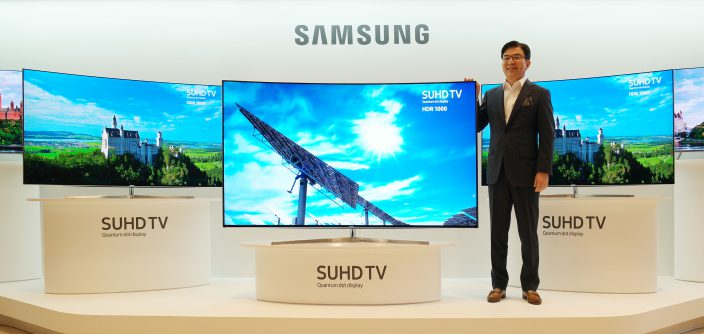 Hyun-Suk-Kim-with-2016-SUHD-TV-3.jpg