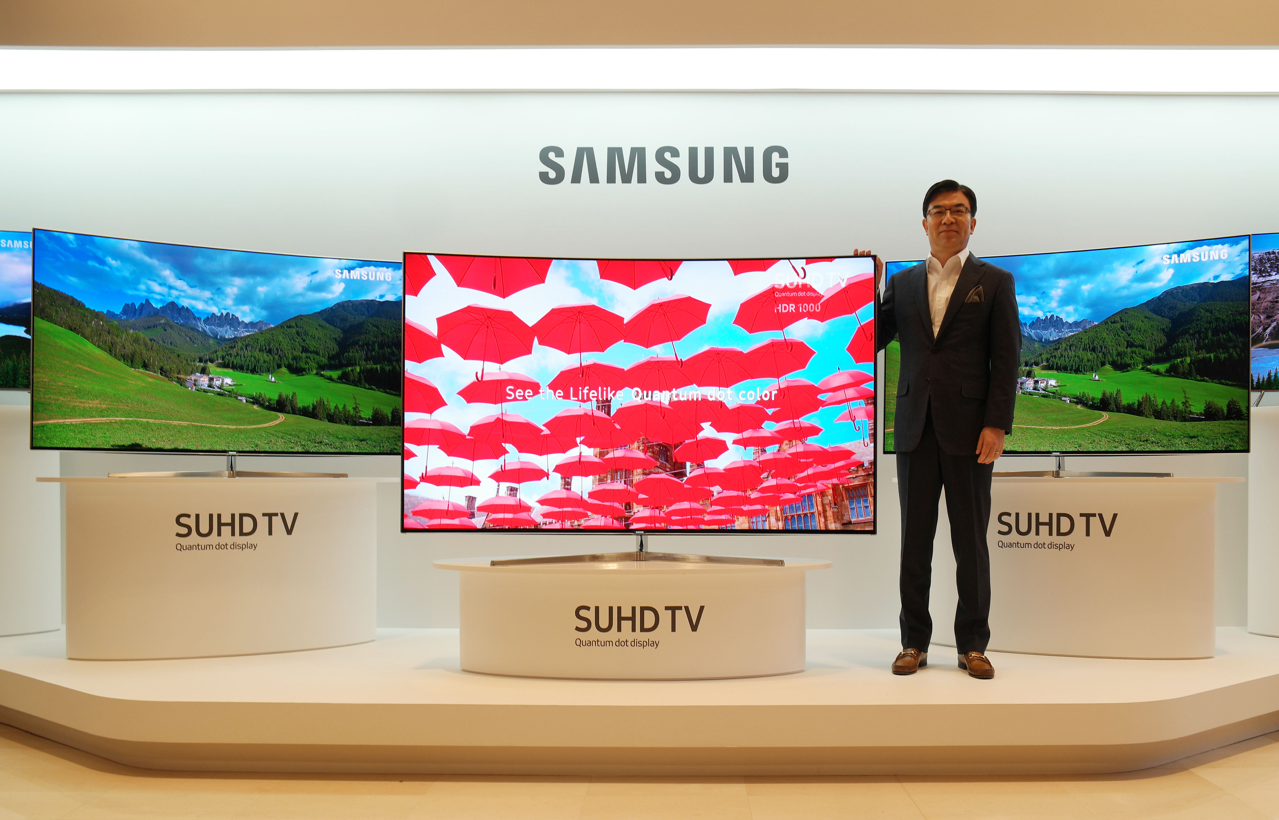 Hyun-Suk-Kim-with-2016-SUHD-TV-4.jpg