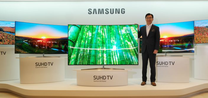Hyun-Suk-Kim-with-2016-SUHD-TV-5.jpg
