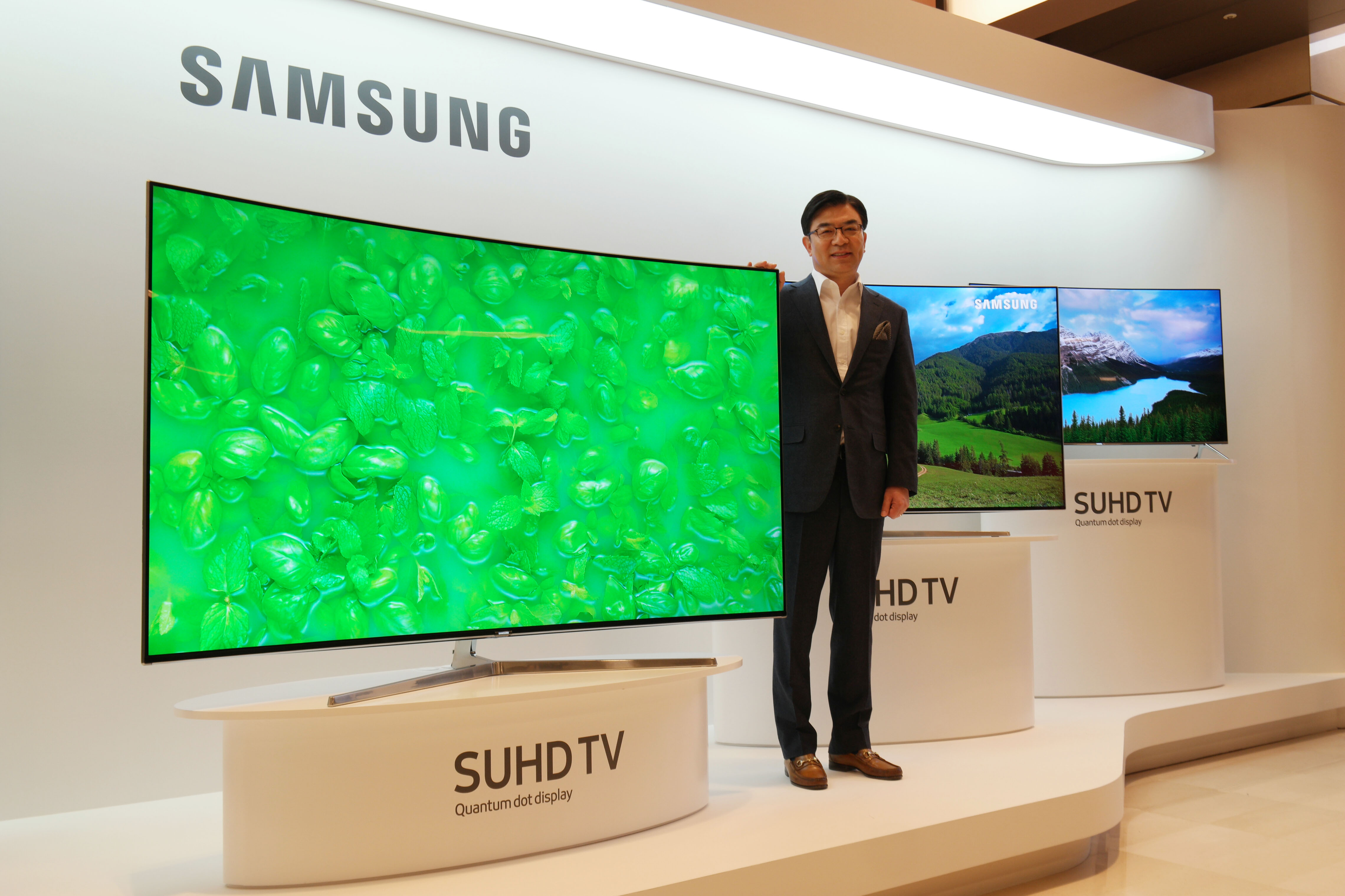 Hyun-Suk-Kim-with-2016-SUHD-TV-7.jpg