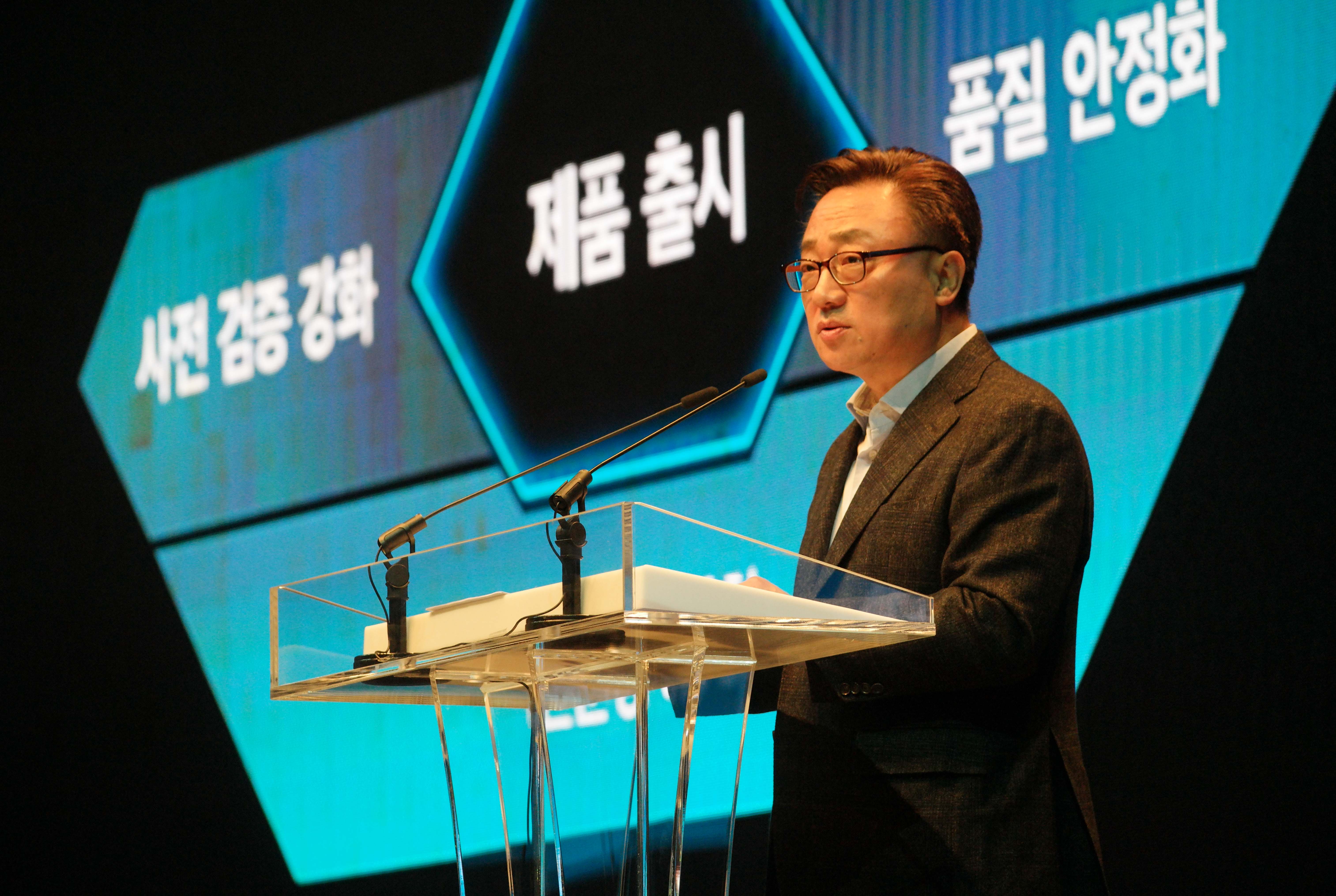 2.-Galaxy-Note7-Press-Conference_DJ-Koh-President-of-Mobile-Communication-Business.jpg