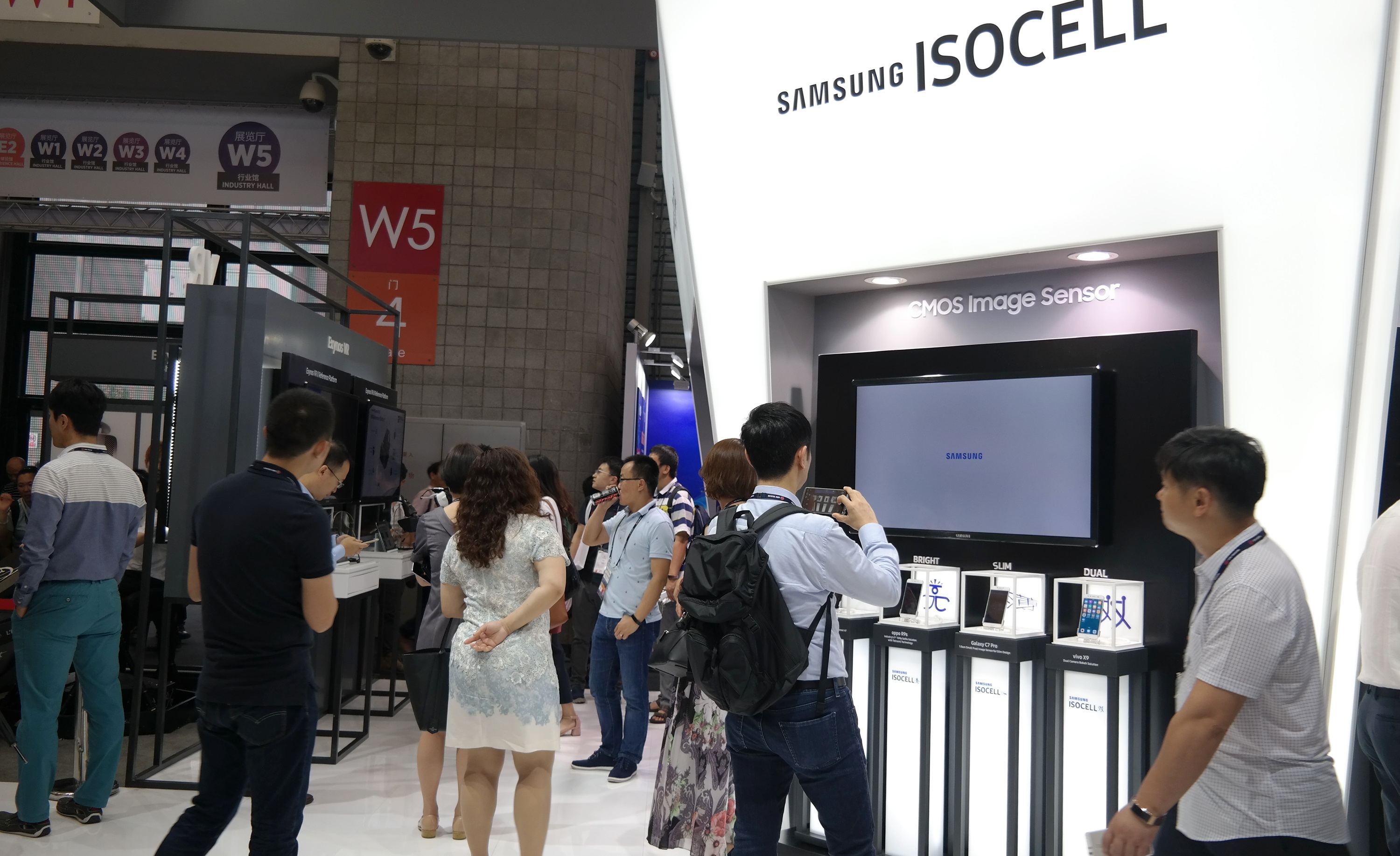 ISOCELL-Brand-Launch-2017-MWC-Shanghai-Booth-2.jpg
