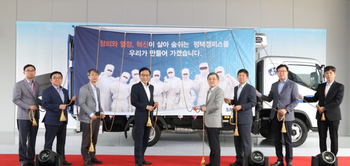 6.-Celebration-of-the-first-shipment-from-Samsungs-New-Pyeongtaek-Line_01.jpg