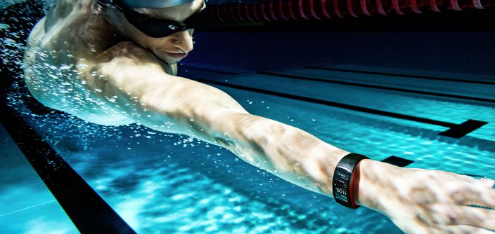 Gear-Fit2-Pro_Lifestyle_Swimming_Red_2P_RGB_F.jpg
