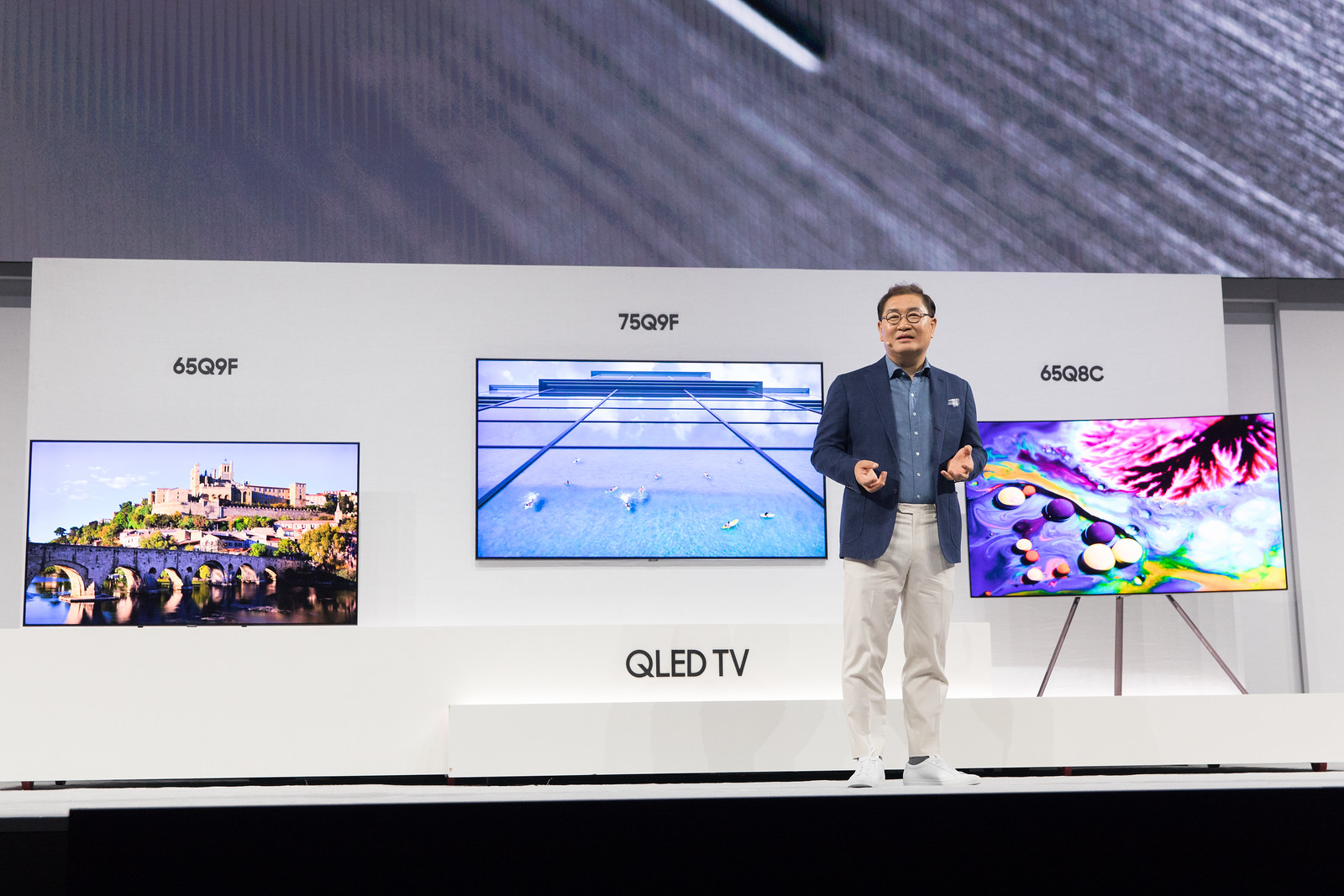 Jonghee-Han-President-of-Visual-Display-Business-at-Samsung-Electronics-introducing-the-new-2018-QLED-TVs2.jpg