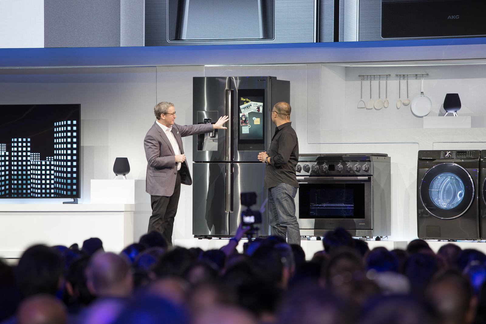 CES2019-Samsung-Press-Conference_Familly-Hub-2019_Connected-Home-Demo.jpg