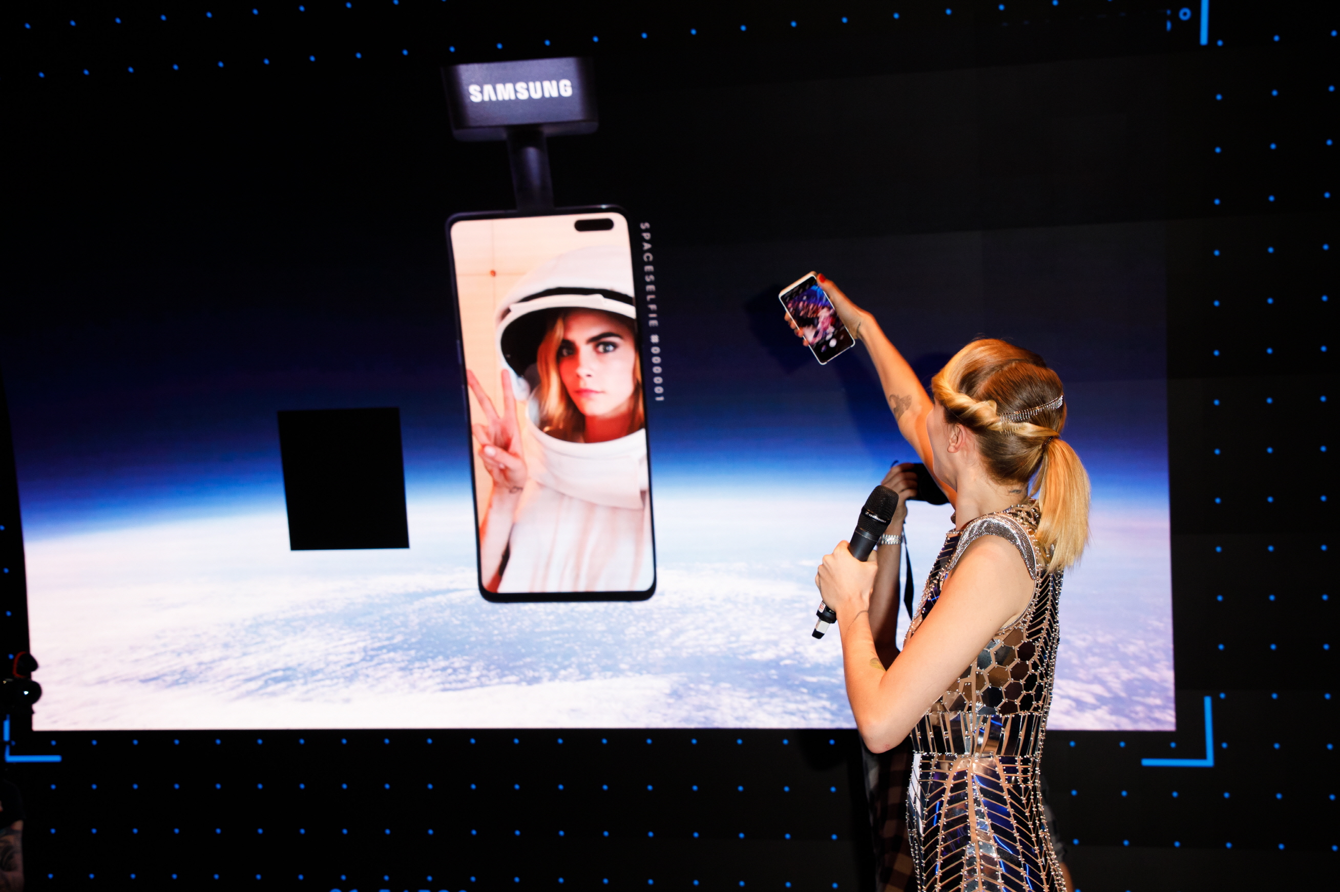 Samsung-SpaceSelfie_02.jpg