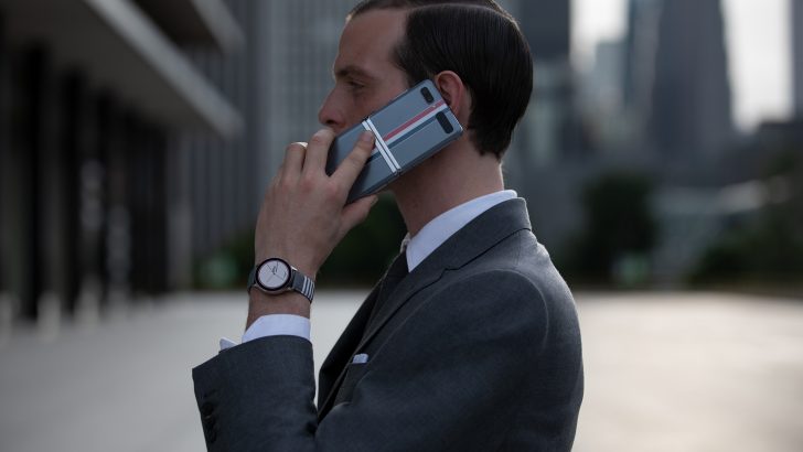 1.-Galaxy-Z-Flip-Thom-Browne-Edition_Lifestyle.jpg