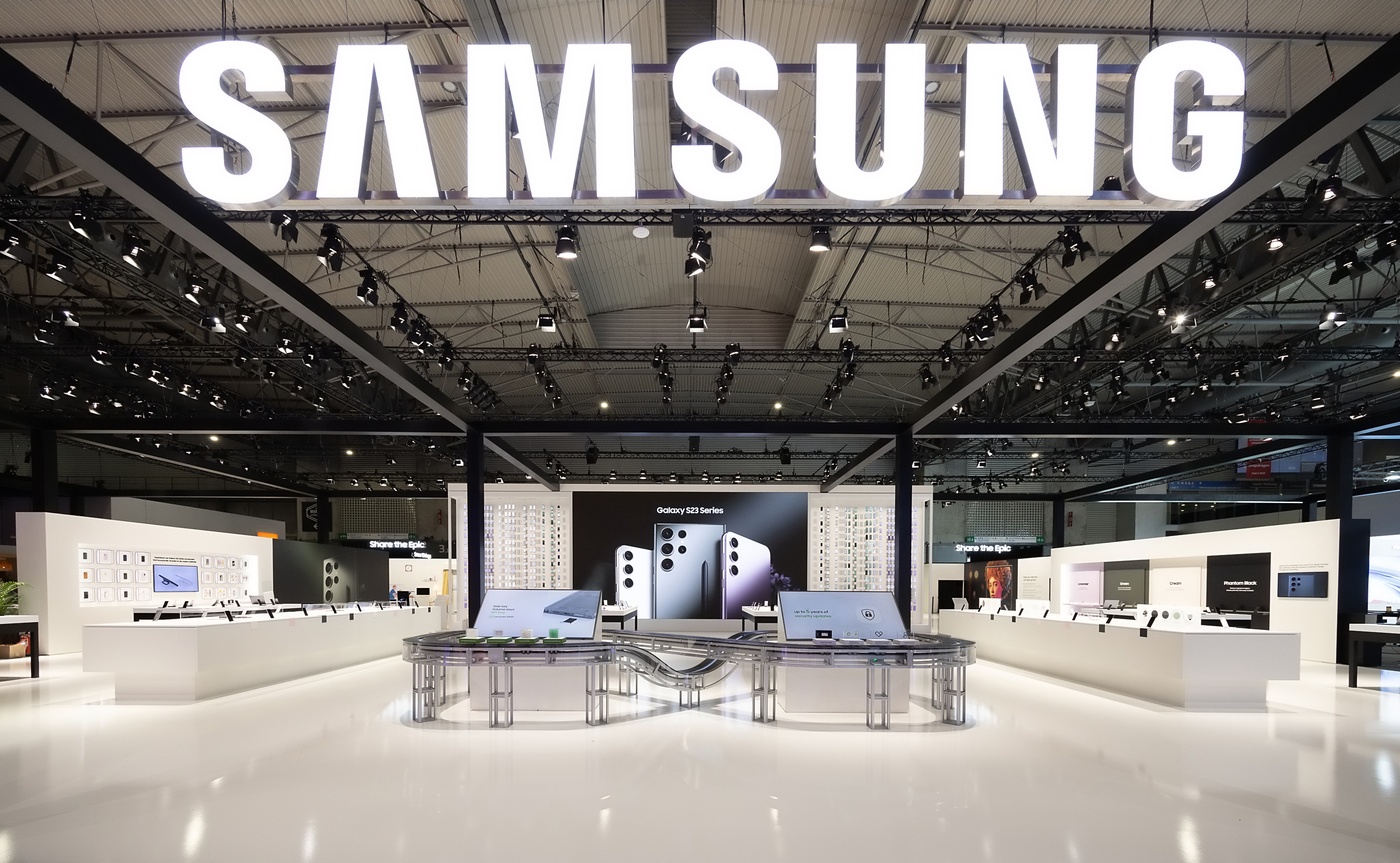 dl1_MWC_Samsung-Booth.jpg