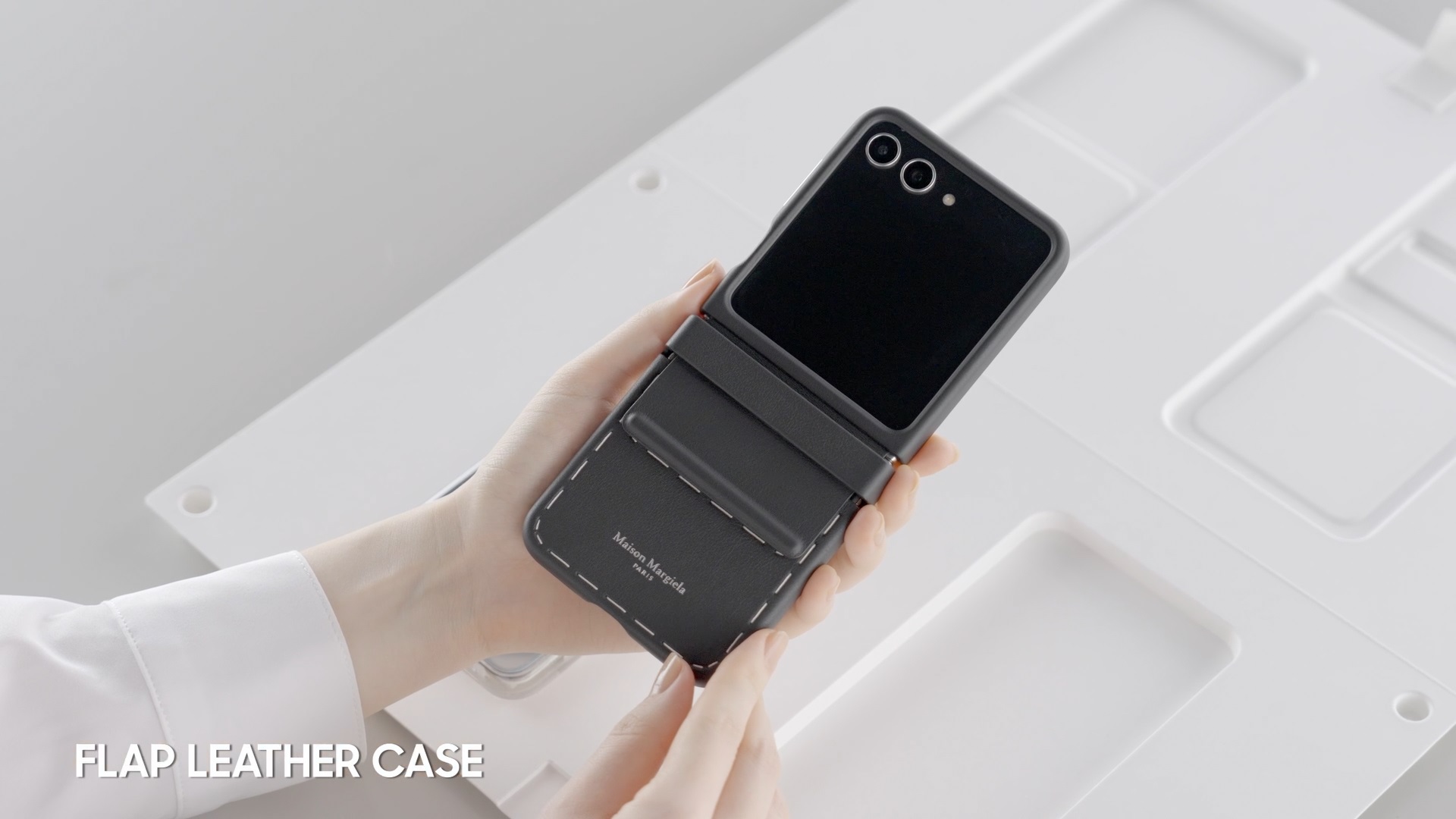 スマートフォン本体 Samsung Galaxy Z Flip5 Maison Margiela Galaxy Z Flip5 Maison Margiela Edition– Samsung Mobile Press