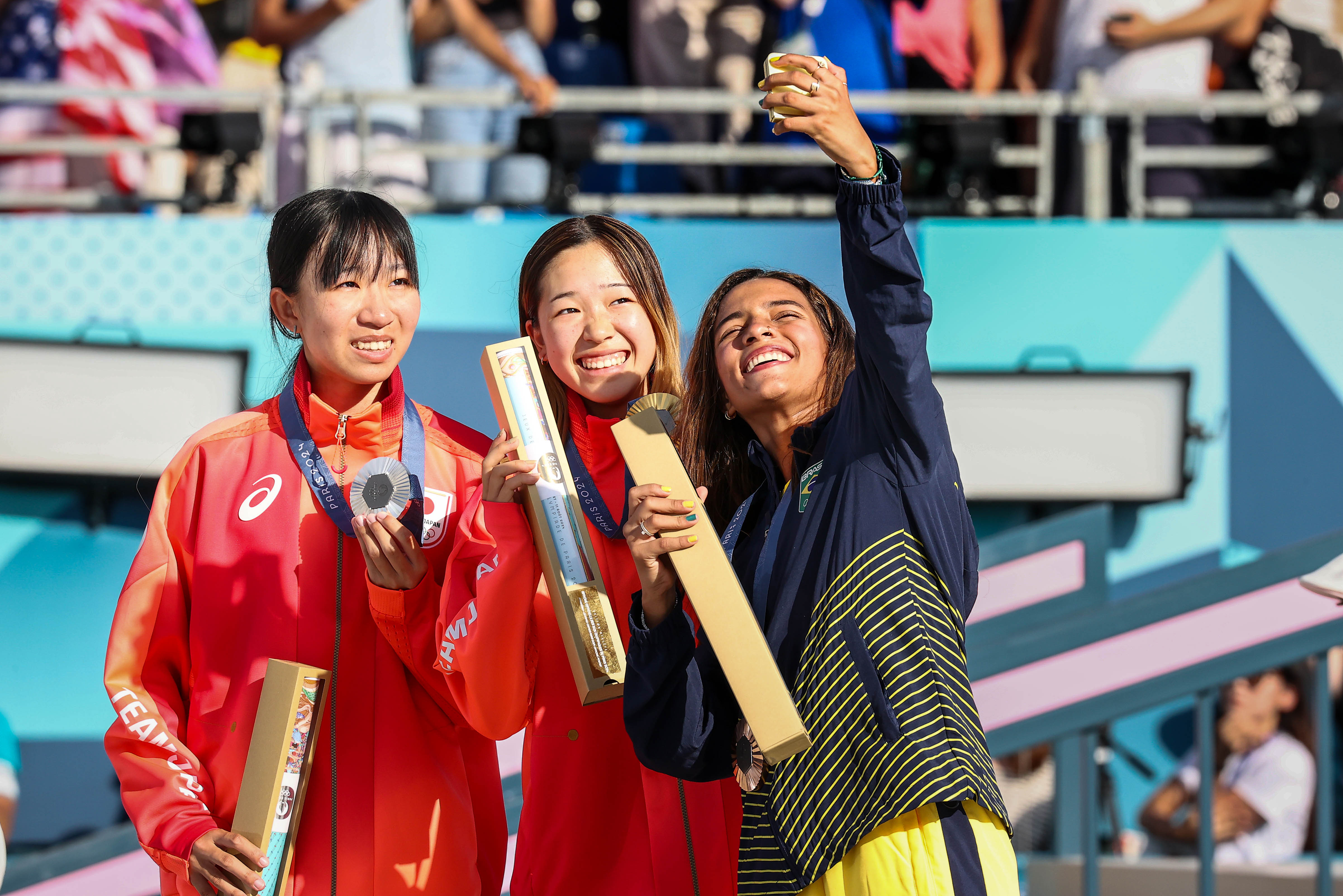 Samsung-Mobile-Galaxy-Z-Flip6-Olympic-Edition-2024-Paris-Olympics-Victory-Selfie_dl1-A.jpg
