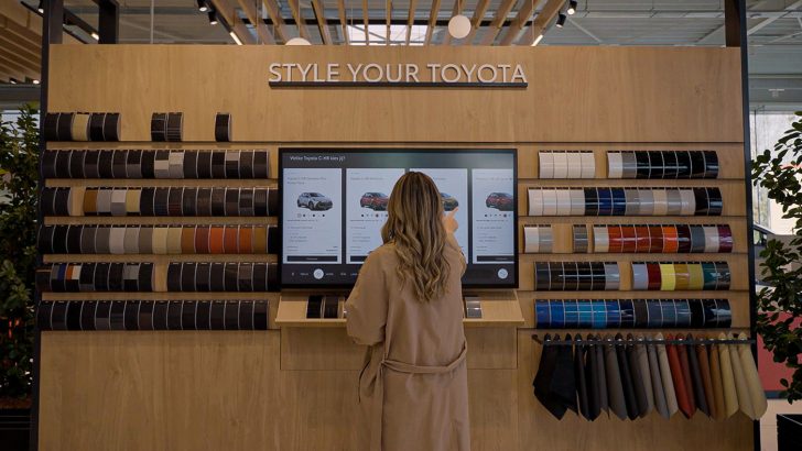 Samsung-TVs-and-Displays-Toyota-Expands-Partnership-Dealerships-Smart-signage-displays_dl4.jpg
