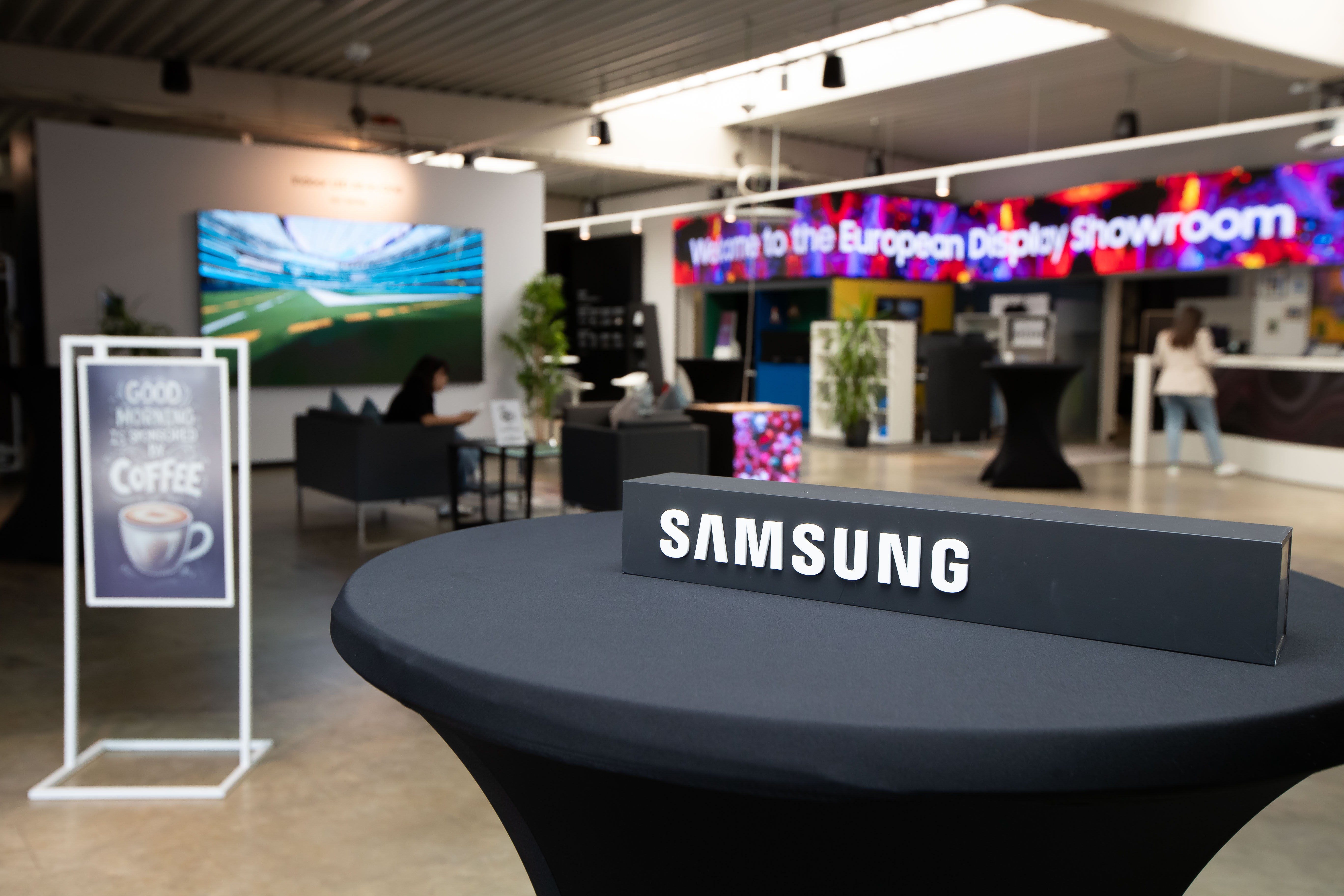 Samsung-TVs-and-Displays-Showcase-and-Training-Centre-Frankfurt-showroom-The-Wall-Color-E-Paper-Onyx_dl1.jpg