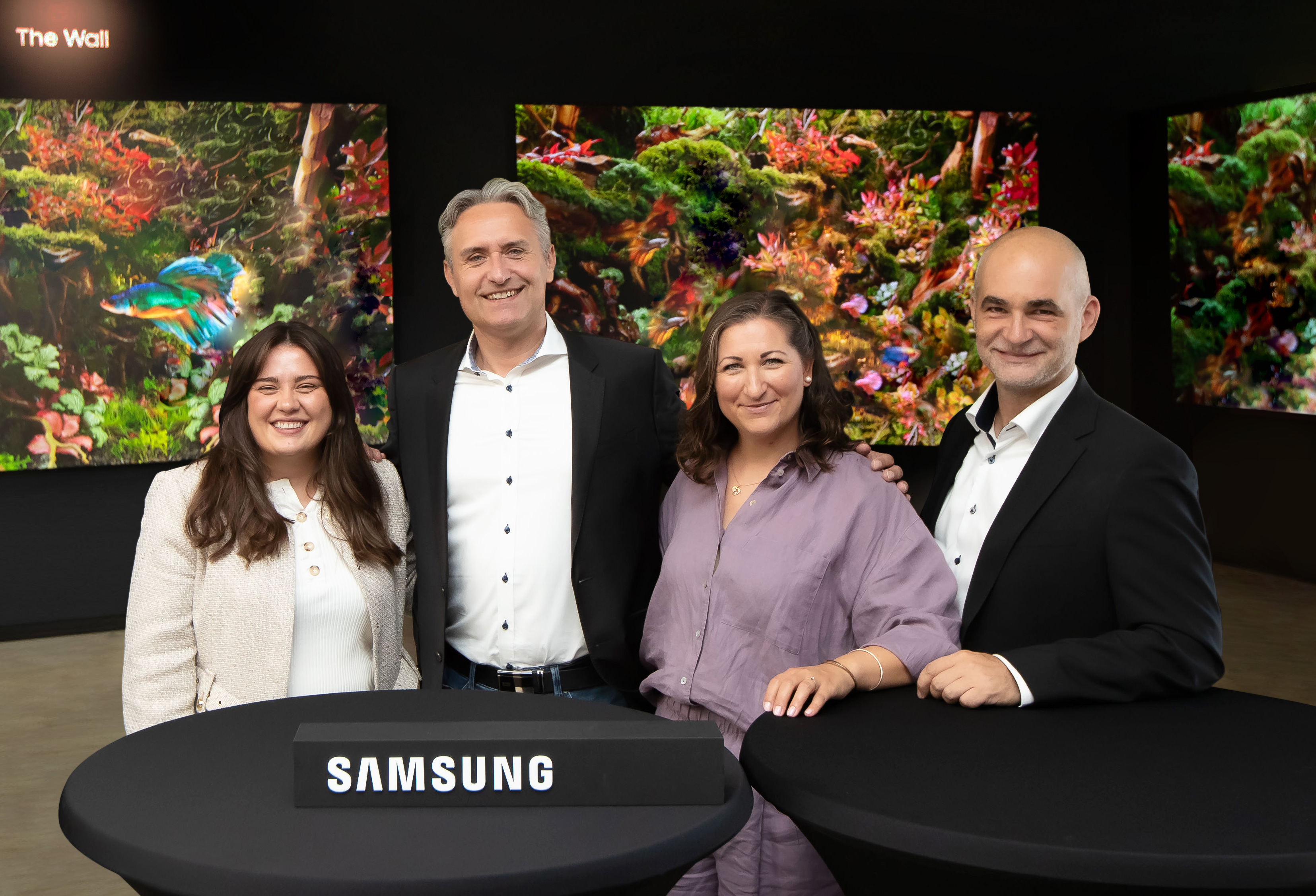 Samsung-TVs-and-Displays-Showcase-and-Training-Centre-Frankfurt-showroom-The-Wall-Color-E-Paper-Onyx_dl2.jpg