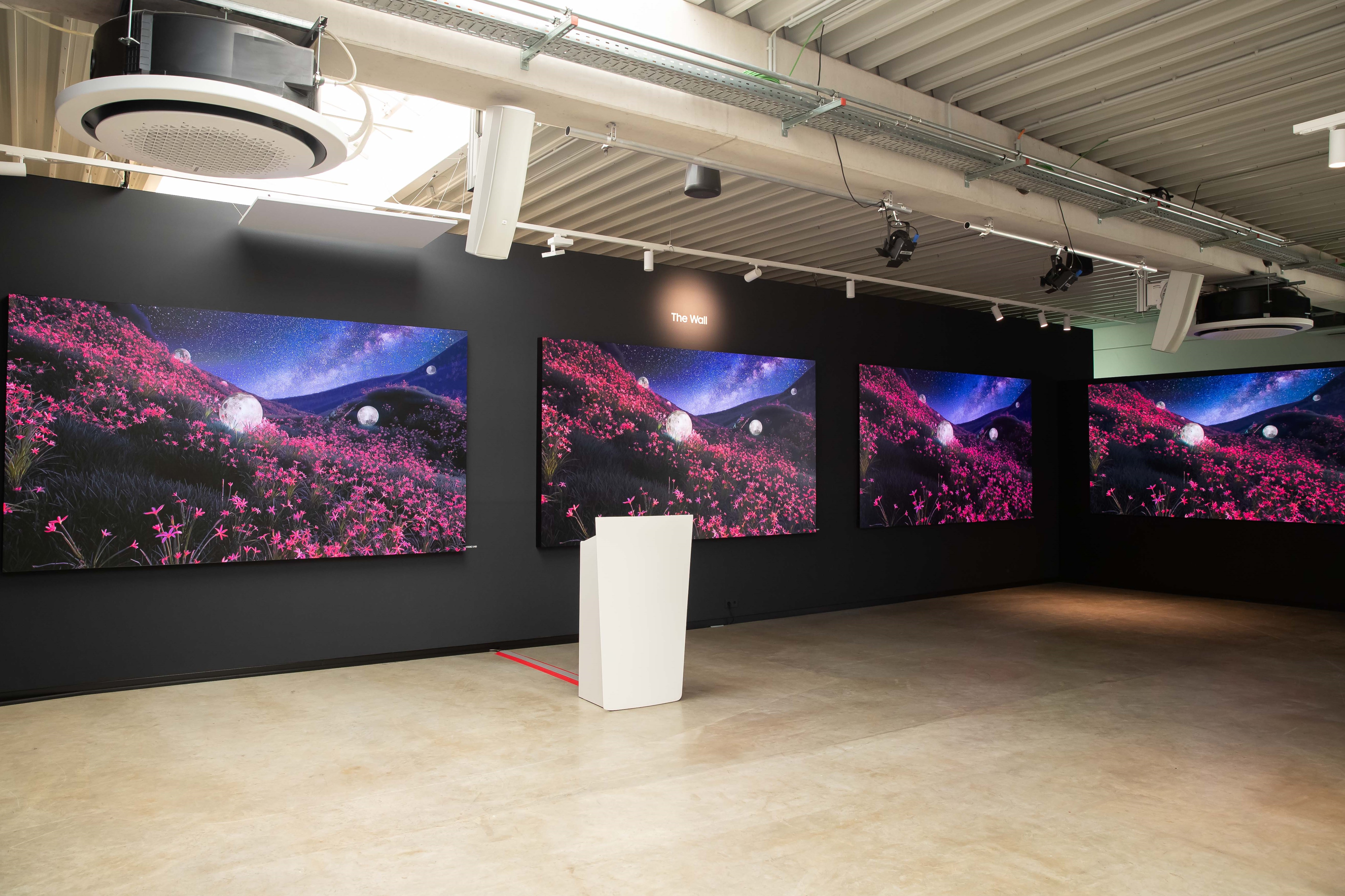 Samsung-TVs-and-Displays-Showcase-and-Training-Centre-Frankfurt-showroom-The-Wall-Color-E-Paper-Onyx_dl9.jpg
