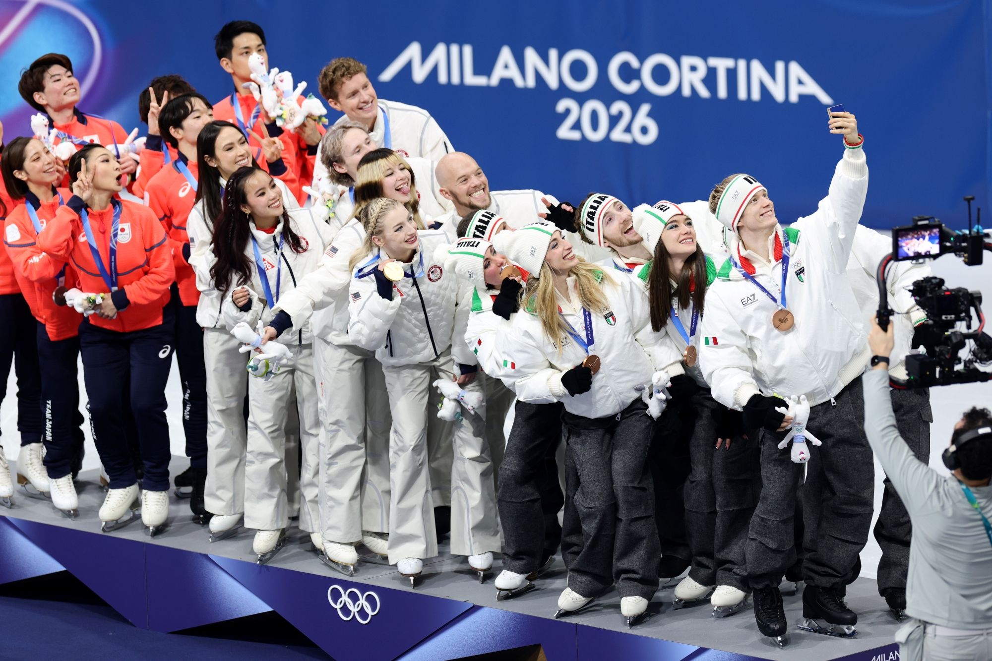 Samsung-Mobile-Milano-Cortina-2026-Victory-Selfie_dl1.jpg