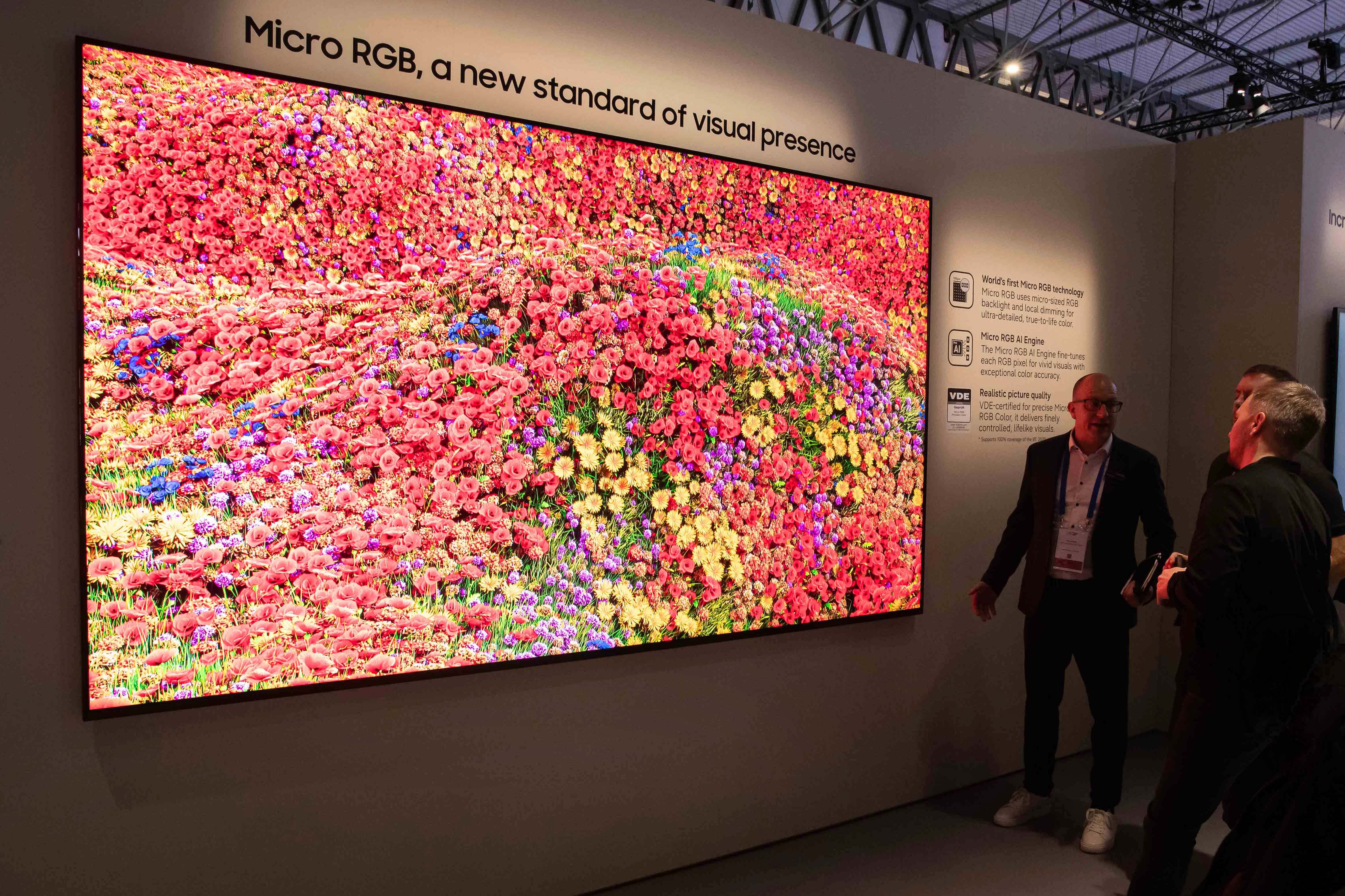 Samsung-TVs-and-Displays-Samsung-Led-by-Six-Spatial-Signage-Wins-at-ISE-2026_dl9.jpg
