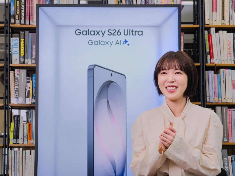 Chung explains how Spatial Signage reflects Samsung’s design expertise, from 3D plate image design to lighting and perspective.