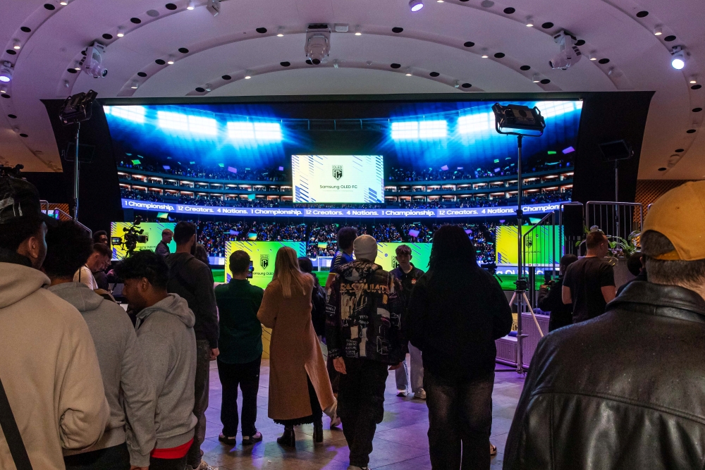 Fans fill Samsung KX in London as Samsung OLED FC brings a live EA SPORTS FC™ 26 competition to the venue.
