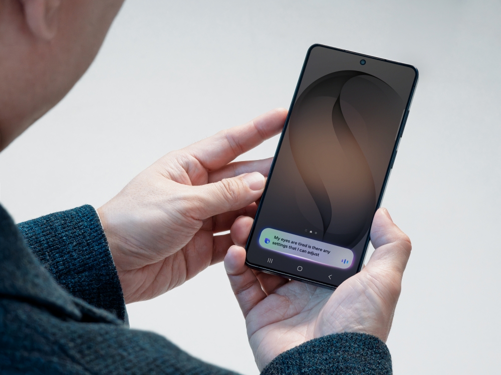 Park uses natural language to ask Bixby which device settings to adjust to reduce eye strain.