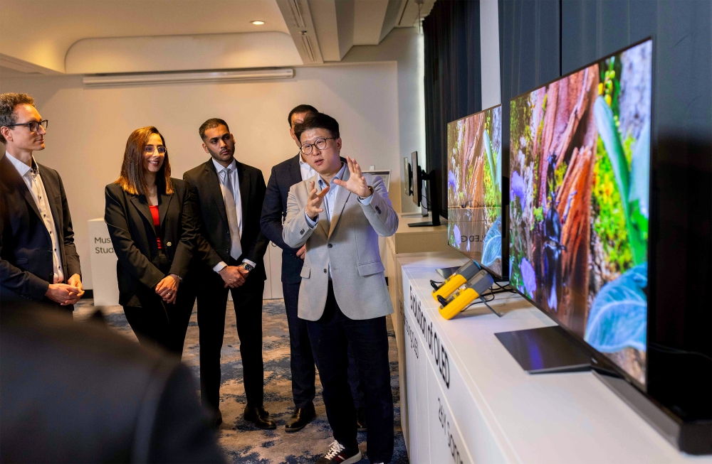 Sangmin Lee from Samsung's Picture Quality Solution Lab, introduces the enhanced brightness of the new OLED and its reduced power consumption.