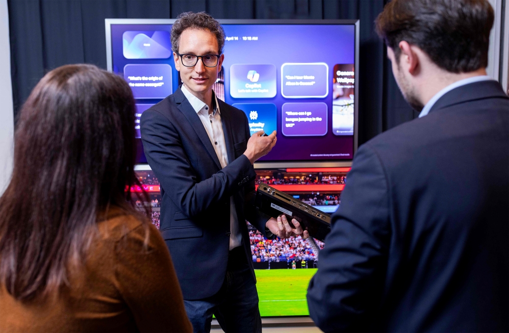 Steffen Greb from Samsung's ECSO demonstrates the Art mode and explains the Vision AI Companion.