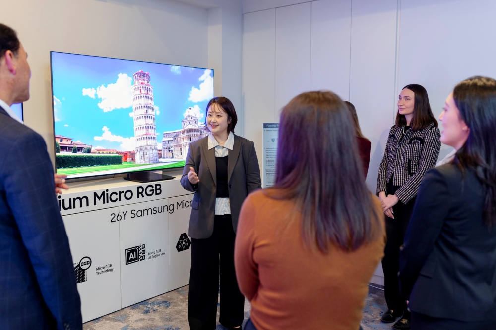 Olivia Lee from Samsung's Picture Quality Solution Lab showcases Samsung's latest Micro RGB technology.