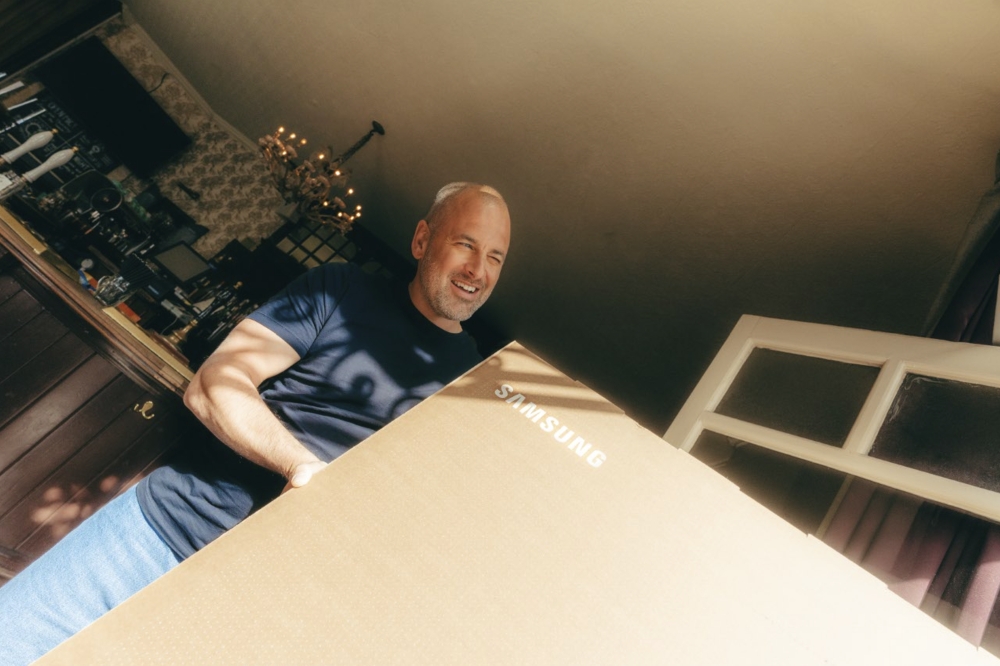 Samsung Electronics has launched the “Raise the Bar” campaign in the U.K., partnering with former England international football player, Joe Cole to support local pubs with upgraded TV technology.