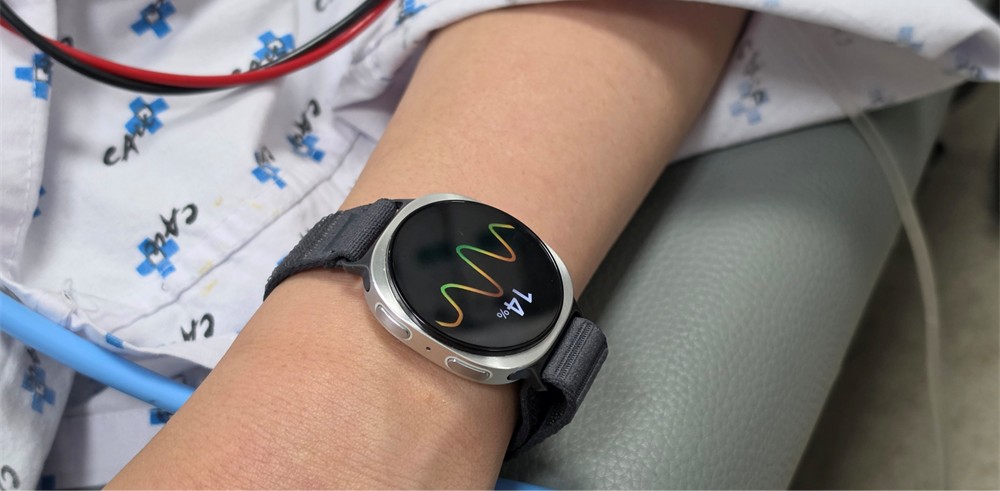 The patient wearing Galaxy Watch and using the function of fainting prediction. 