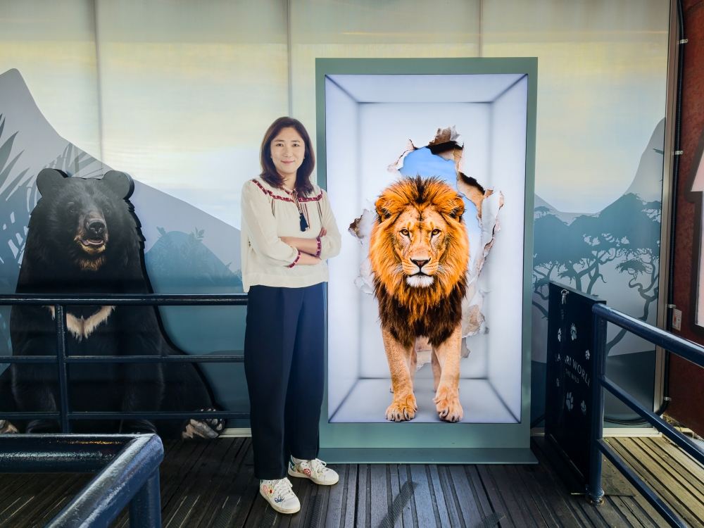 Bae said watching young children stop to look at the animals on screen shows how Spatial Signage adds a unique element of fun to the waiting area.