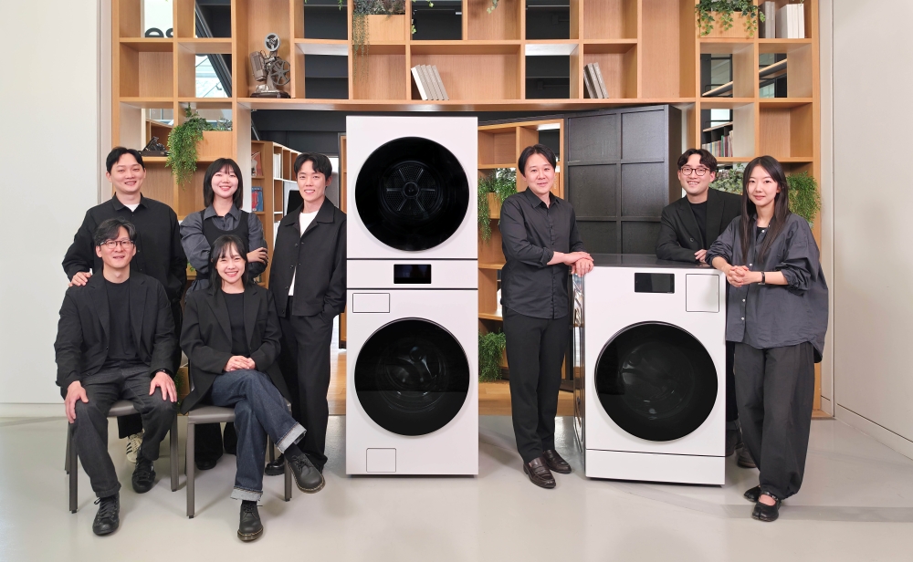 (Clockwise from top left) Jichang Kang, Giryeong Park, Euigyun Ko, Yunkyung Kang, Jinsun Park, Seungwook Seo, Sungjun Kim and Hyerin Park