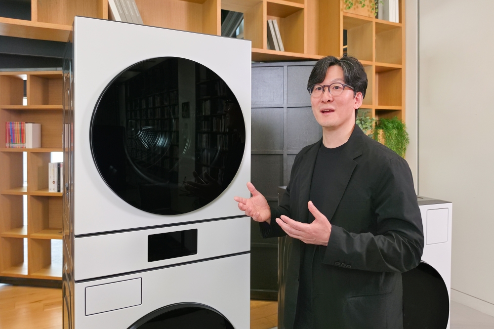 Jinsun Park of the Living Design Group, DA Business, outlines the design concept behind the Bespoke AI Laundry appliances. 