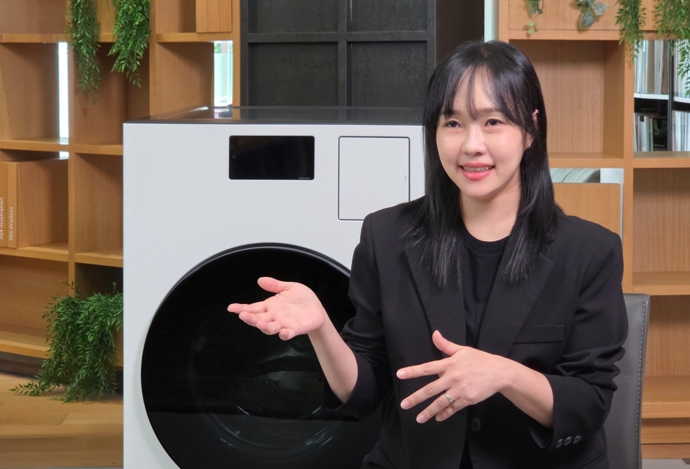 Yunkyung Kang of the UX Design Group, DA Business, explains how complex laundry information is translated into intuitive animations.