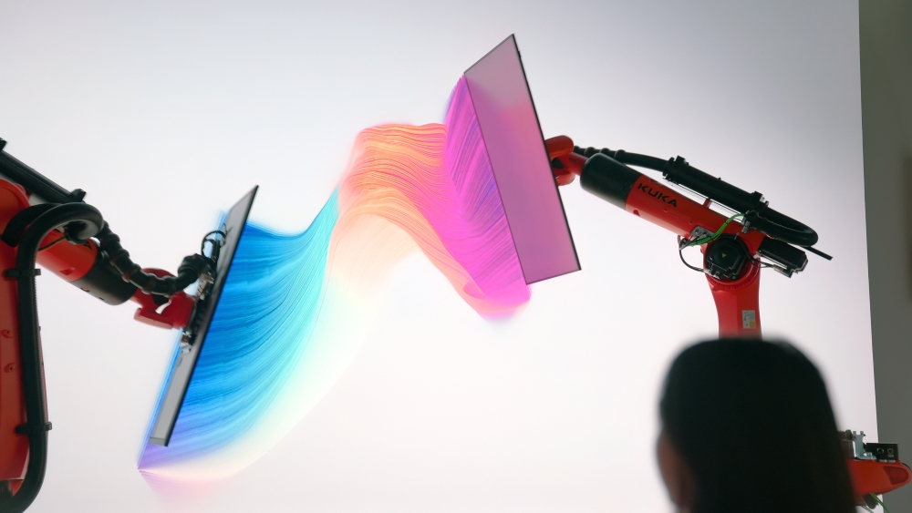 Each KUKA robot moves a 65-inch Samsung QM65C Smart Signage display in sync, creating a showstopping performance.