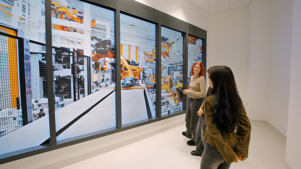 Vertically installed Samsung QPDX-5K Smart Signage creates a “production window” effect into KUKA’s automated production environment.