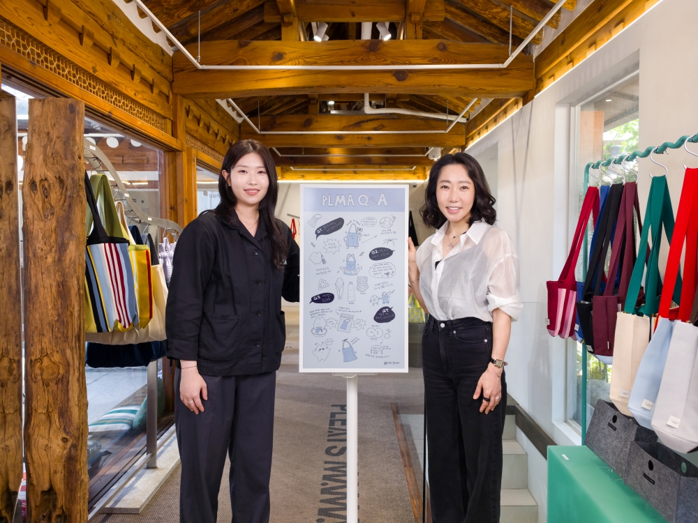 Min-kyung Lee and Jong-mi Wang are standing next to Samsung Color E-Paper