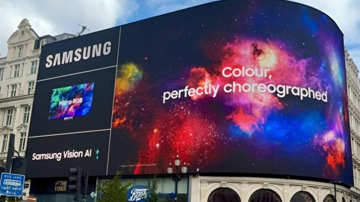 Samsung продвигает Micro RGB через рекламные кампании на билбордах по всему миру