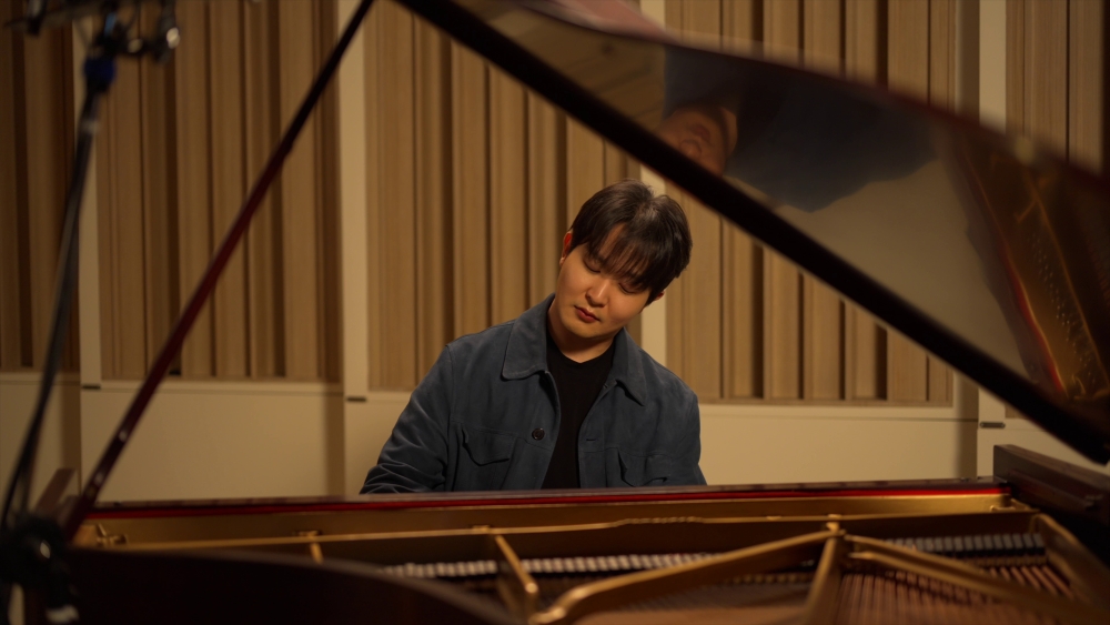 Performed by pianist Yekwon Sunwoo, Frédéric Chopin’s “Nocturne in E-flat Major, Op. 9, No. 2” adds a lyrical dimension to everyday life.
