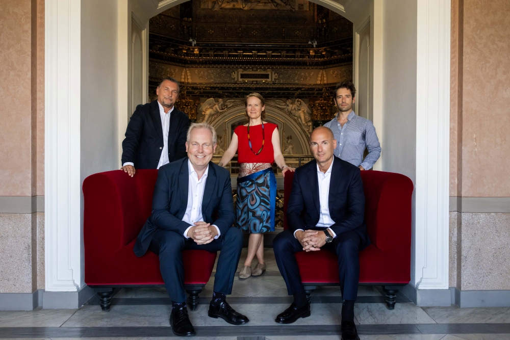 Back row, from left: Manuel Laporta Osante, Head of TV/AV - Samsung Austria, Verena Eisner, Deputy CFO - The Kunsthistorisches Museum Wien, Antonio Marques, Strategy Product Manager - Samsung Austria. Front row, from left: Paul Frey, General Manager - The Kunsthistorisches Museum Wien, Dario Casari, President - Samsung Austria and Samsung Switzerland.