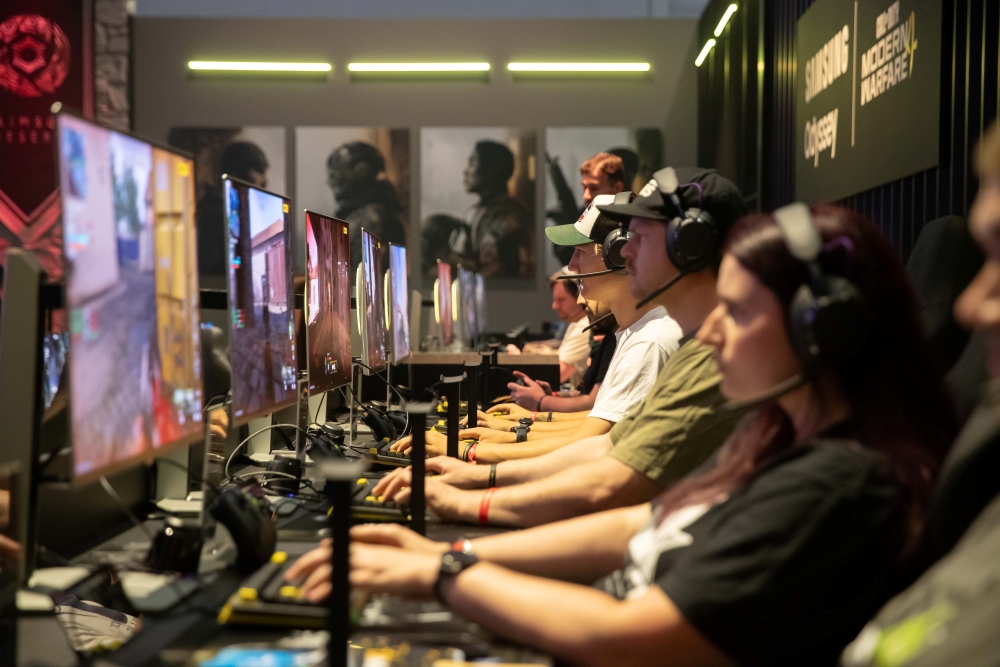 Samsung Odyssey’s HDR 10+ GAMING support allows Call of Duty®: Modern Warfare® 4 players to play the game in vivid graphics as intented by developers.