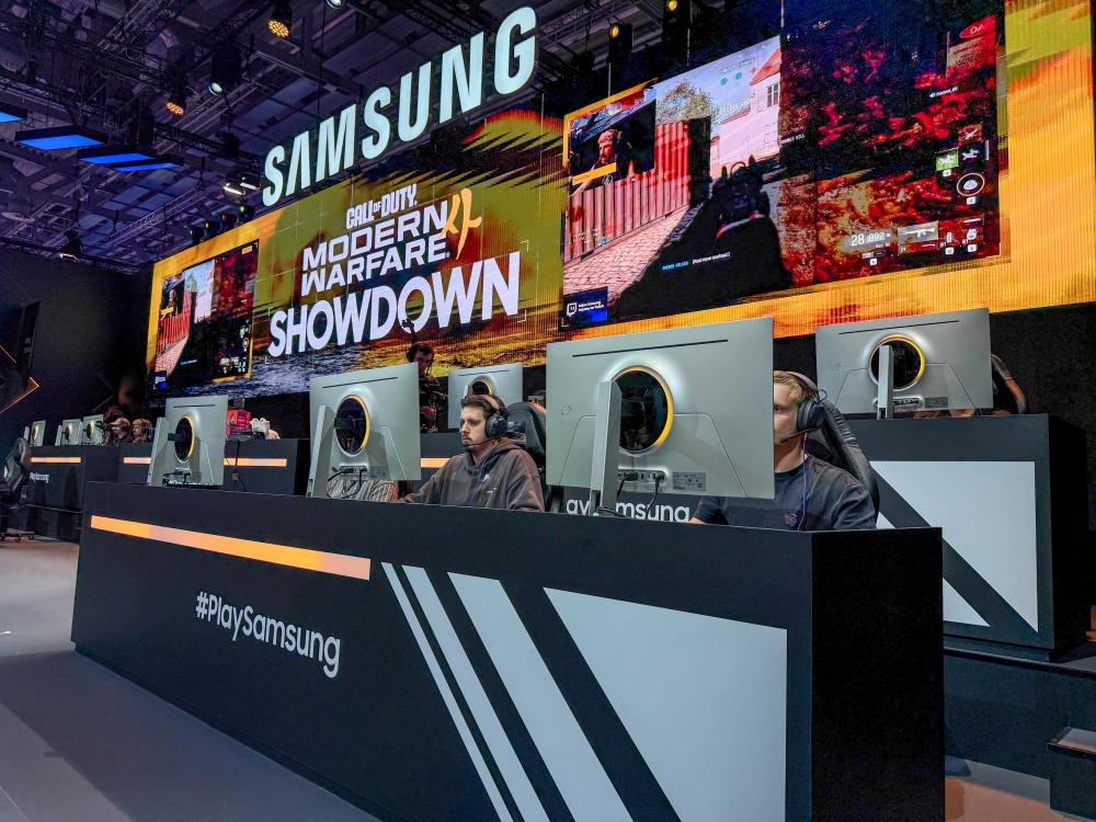 Visitors and creators go head-to-head during the Samsung Odyssey Showdown: Call of Duty®: Modern Warfare® 4 match at the #PlaySamsung booth.