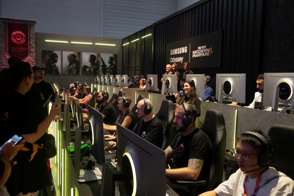 Visitors take on Call of Duty®: Modern Warfare® 4 at Samsung’s #PlaySamsung booth.