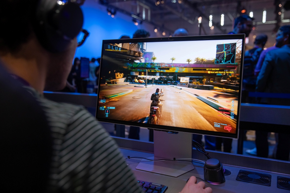 Visitors experience glasses-free 3D gameplay on Samsung Odyssey 3D.