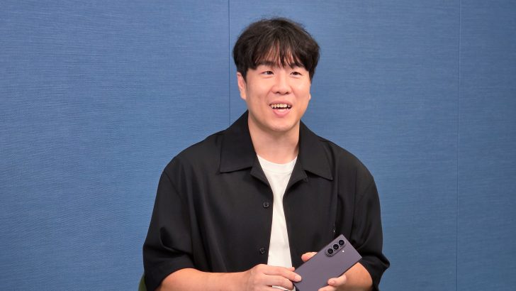 Samsung-Mobile-The-New-Galaxy-Z-series-Portrait-Video-Interview_dl6.jpg