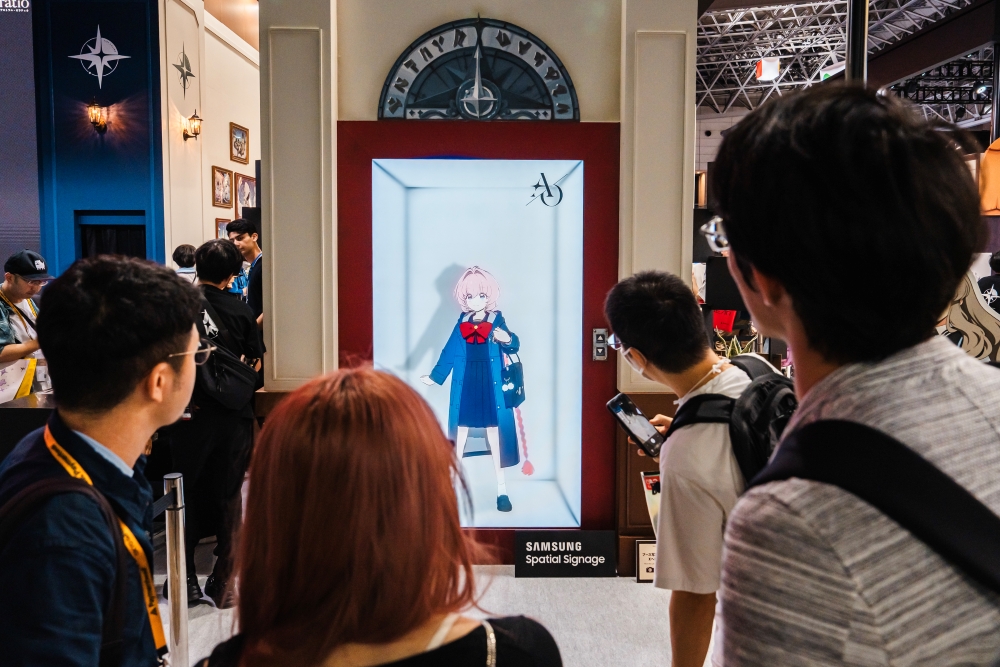 The 85-inch Spatial Signage created the impression that characters from Astrae Oratio are stepping out of an elevator into the real world.