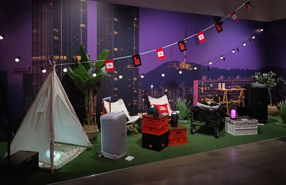 “Seoul by Night” evoked an urban campsite against the backdrop of N Seoul Tower after dark, with Bluetooth speakers and PartyBox models on display.