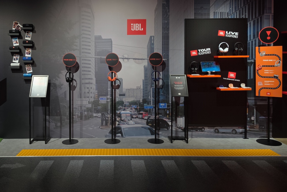 “Seoul by Day” recreated a city street in daylight, featuring JBL headphones and earbuds designed for everyday listening.