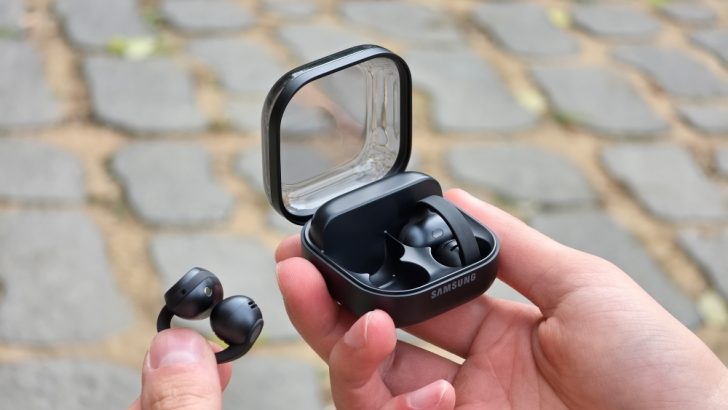 Samsung-Mobile-Galaxy-Buds-On-Gemini-Live-Clip-On-Design_dl1.jpg