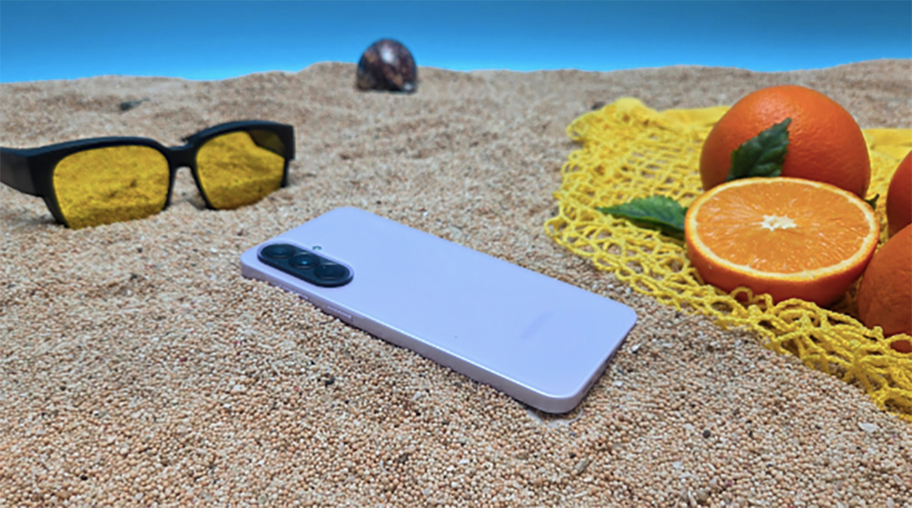 Samsung Galaxy A37 5G yang berada di pasir sudah memiliki sertifikasi IP68 (tahan air dan debu)