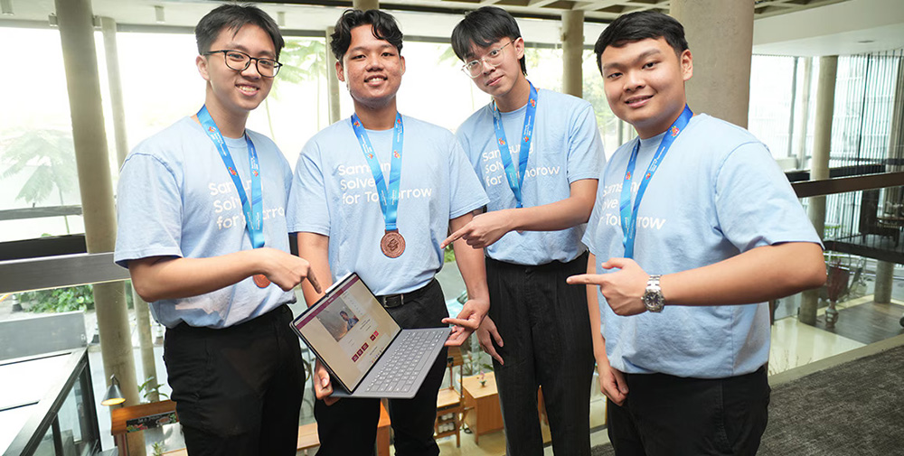 Tim KYGB Juara 3 Samsung Solve for Tomorrow 2025 memegang Gesti Talk